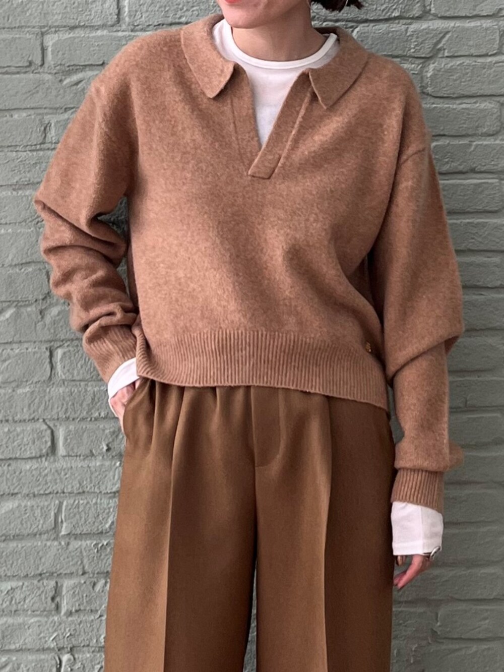 ホワイト系のTシャツ/カットソー、イエロー系のその他パンツ、イエロー系のニット/セーターを着用したレディースの秋コーディネートの5枚目の写真