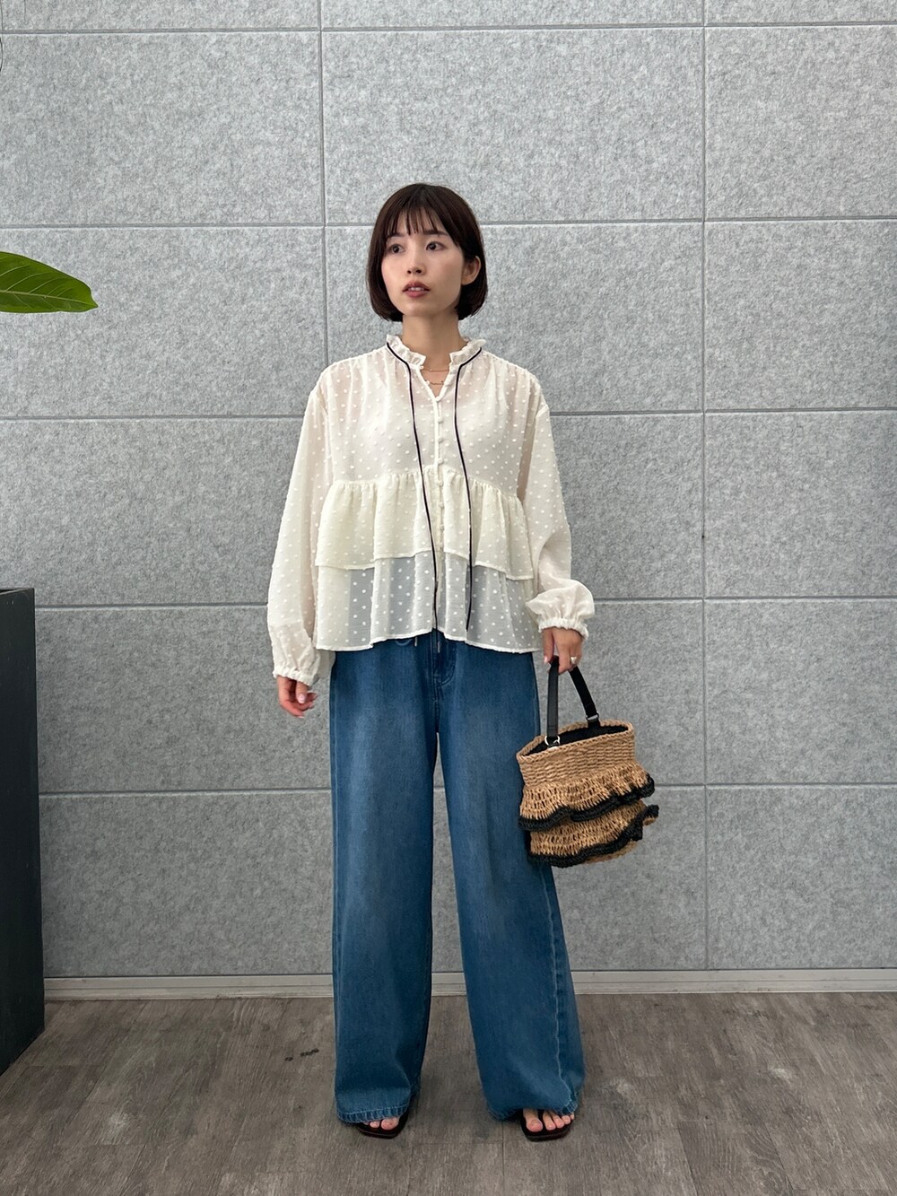 ブルー系のデニムパンツを着用したレディースの夏コーディネートの3枚目の写真