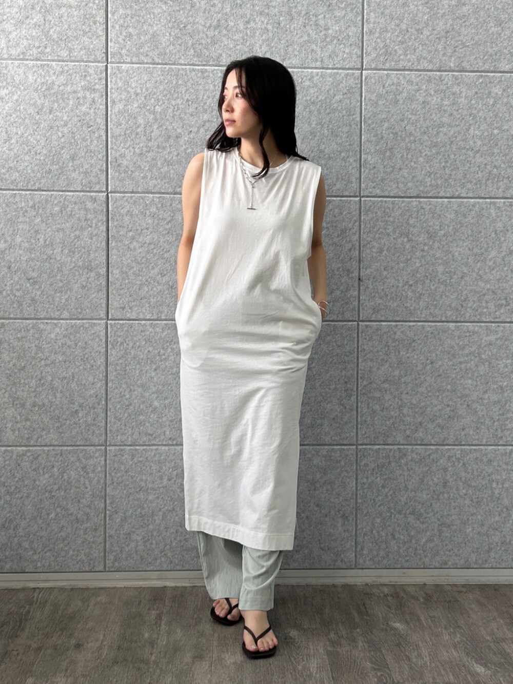 グリーン系のその他パンツ、ホワイト系のワンピースを着用したレディースの春コーディネートの2枚目の写真