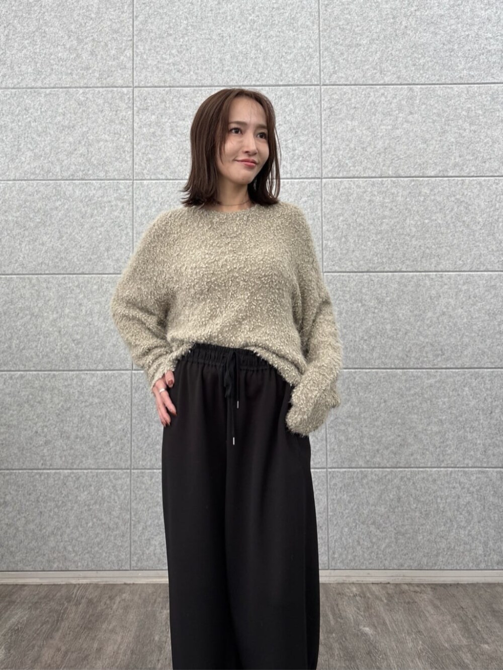 ブラック系のその他パンツ、ベージュ系のニット/セーターを着用したレディースの秋コーディネートの5枚目の写真