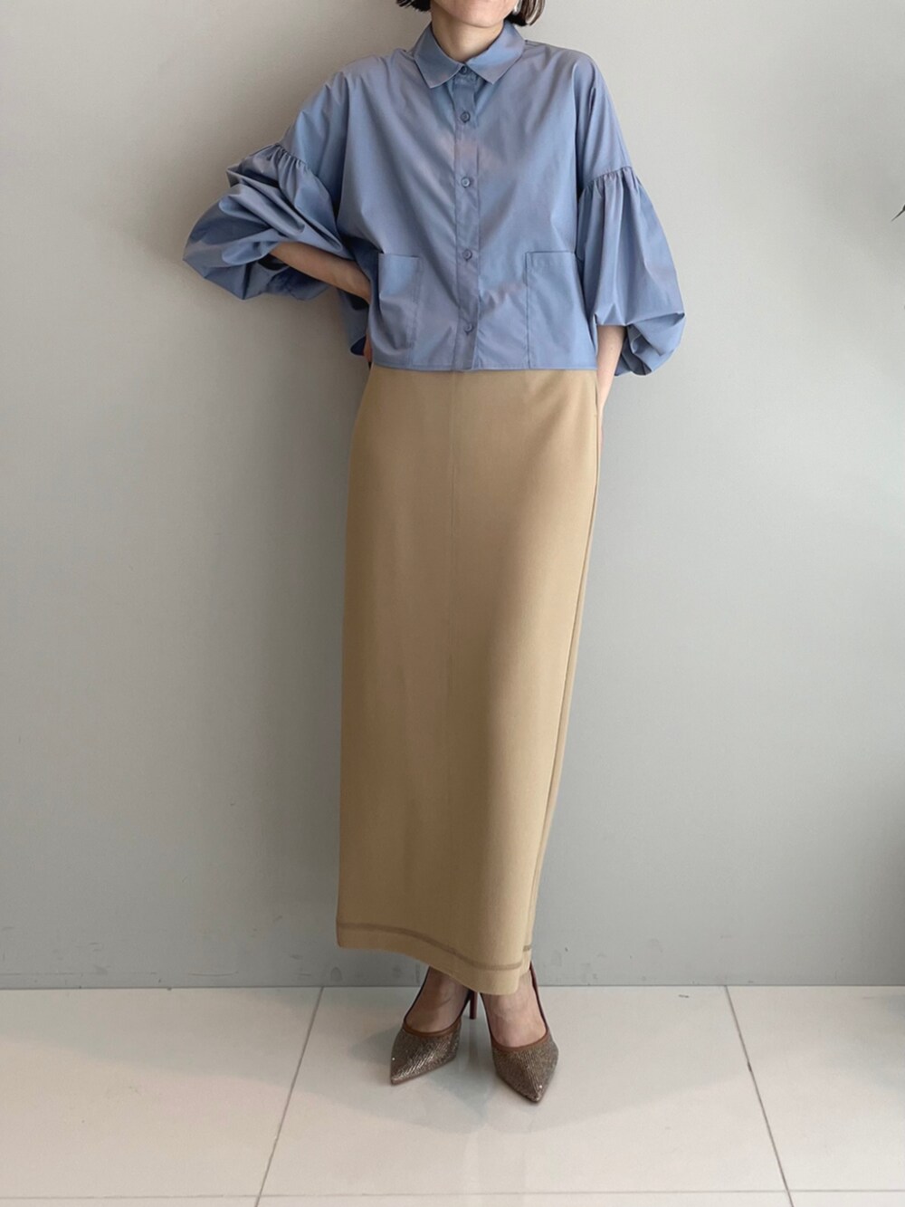 ブラウン系のスカート、ブルー系のシャツ/ブラウスを着用したレディースの秋コーディネートの3枚目の写真