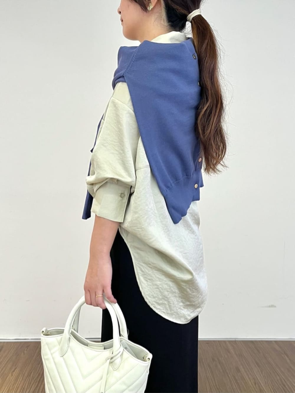 ブラック系のスカート、ベージュ系のシャツ/ブラウス、ブルー系のカーディガン/ボレロを着用したレディースの秋コーディネートの5枚目の写真