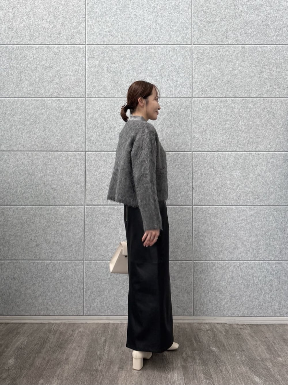 グレー系のカーディガン/ボレロ、グレー系のニット/セーターを着用したレディースの秋コーディネートの3枚目の写真