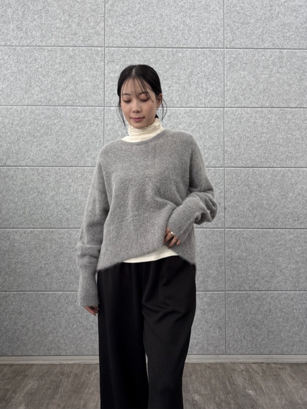 ブラック系のその他パンツ、グレー系のニット/セーター、ホワイト系のTシャツ/カットソーを着用したレディースの秋コーディネートの8枚目の写真