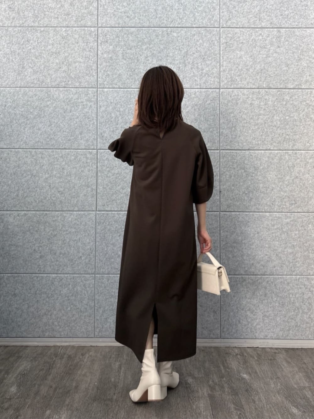 ブラウン系のワンピースを着用したレディースの秋コーディネートの2枚目の写真