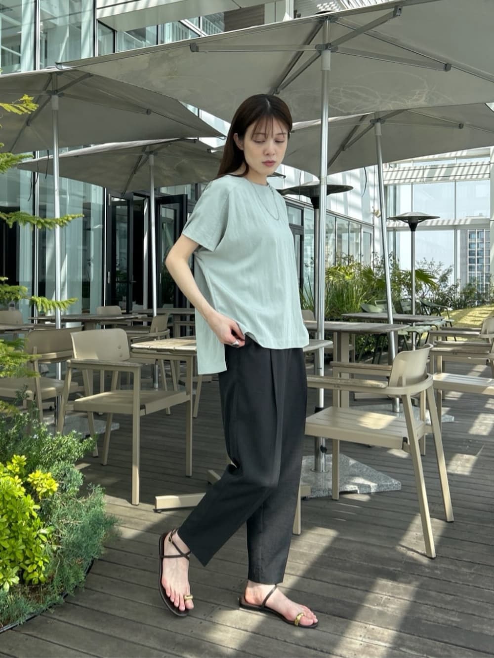 「セットアップ、夏コーデ、半袖シャツ、シンプルスタイル、キレイめ、リラックススタイル、シンプル・ベーシック、オフィススタイル、通勤コーデ、オフィスカジュアル、きれいめカジュアル、オトナカジュアル、パンツスタイル」｜「cloencの【UVカット／接触冷感／セットアップ／手洗い可】ドライタッチイージーテーパードパンツ（その他パンツ、ブラック系）」を使った、cloencさん（レディース・163cm）の夏コーディネートの2枚目の写真