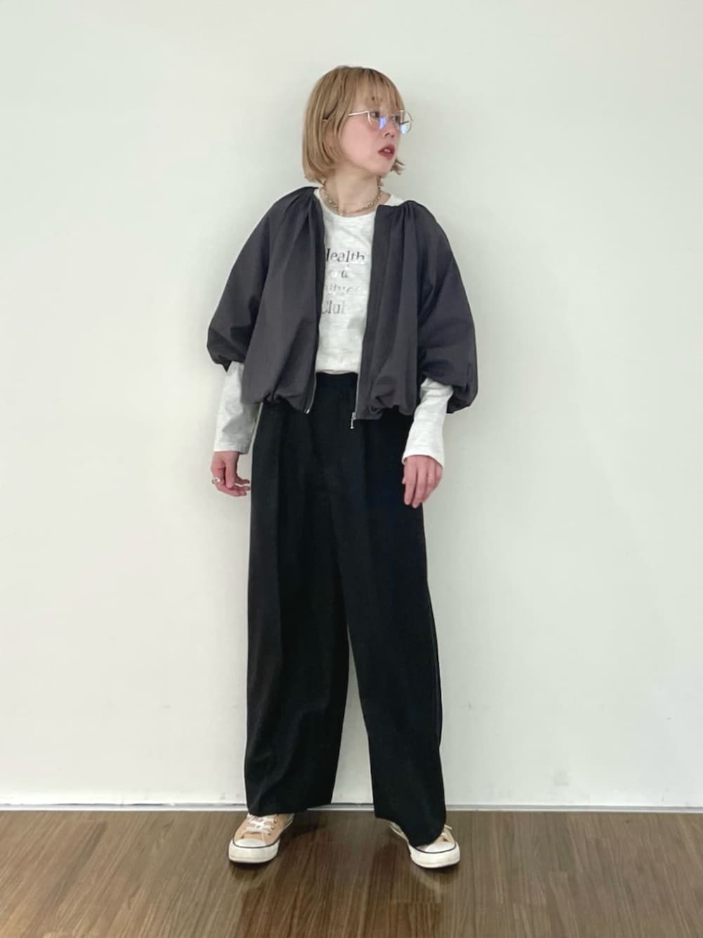 「ジャケット、ブルゾン、春コーデ、休日スタイル、オトナ女子、お出かけコーデ、ラクチンコーデ、リラックススタイル、ラフコーデ、シンプルスタイル、大人女子、レイヤードコーデ、カジュアル、ロンT、モノトーン」｜「cloencの【手洗い可】箔プリントロゴTシャツ（Tシャツ/カットソー、ホワイト系）」を使った、cloencさん（骨格ウェーブ・レディース・160cm）の春コーディネートの2枚目の写真