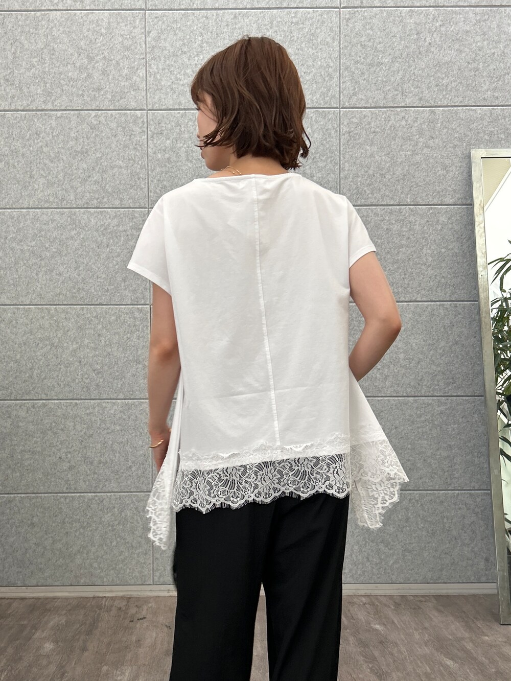 ホワイト系のTシャツ/カットソー、ブラック系のその他パンツを着用したレディースの夏コーディネートの10枚目の写真