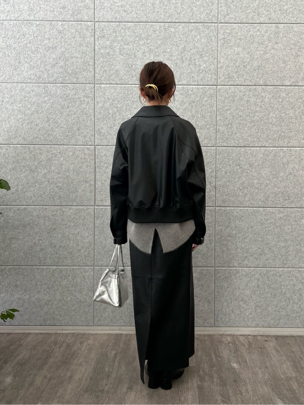 ブラック系のブルゾン、グレー系のニット/セーター、ブラック系のスカートを着用したレディースの冬コーディネートの5枚目の写真