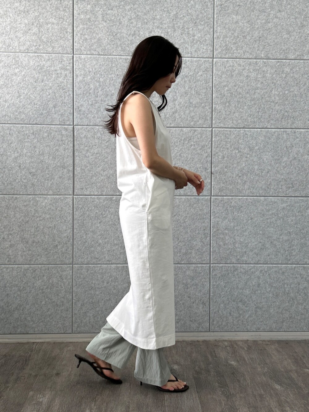 グリーン系のその他パンツ、ホワイト系のワンピースを着用したレディースの春コーディネートの4枚目の写真