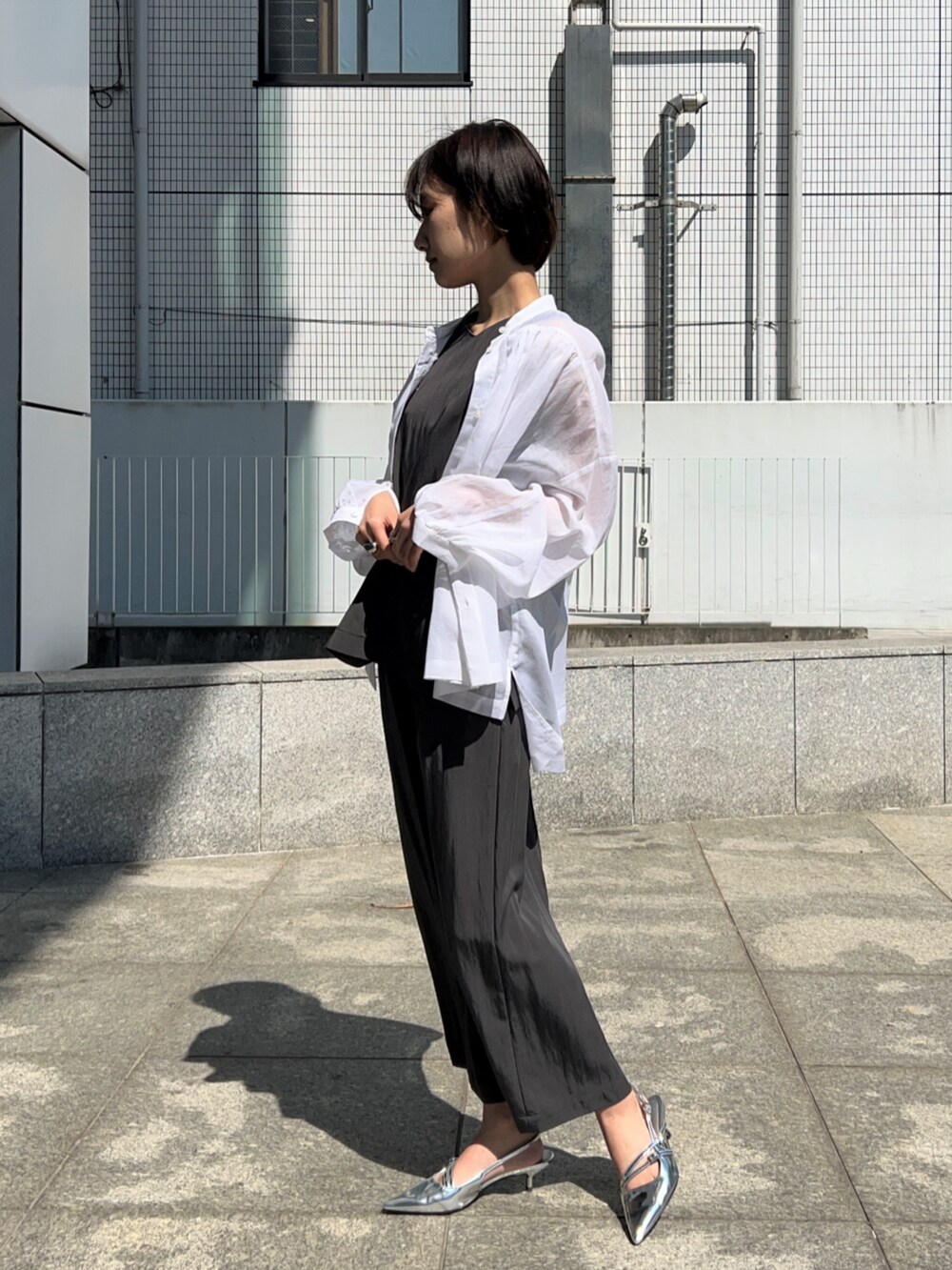 ホワイト系のシャツ/ブラウス、グレー系のシャツ/ブラウス、グレー系のスカートを着用したレディースの春コーディネートの6枚目の写真