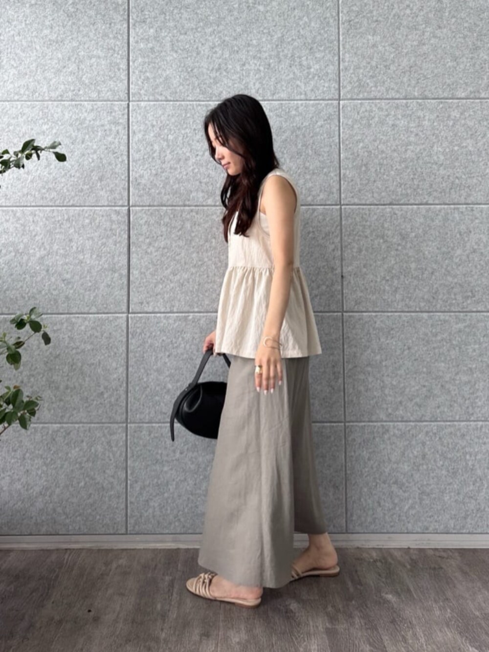 ホワイト系のタンクトップ、グリーン系のスカート、ベージュ系のシャツ/ブラウスを着用したレディースの夏コーディネートの4枚目の写真