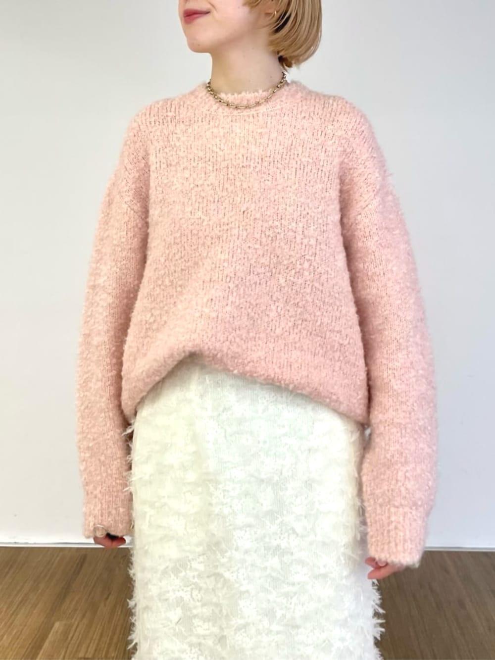 ホワイト系のスカート、ピンク系のニット/セーターを着用したレディースの冬コーディネートの5枚目の写真