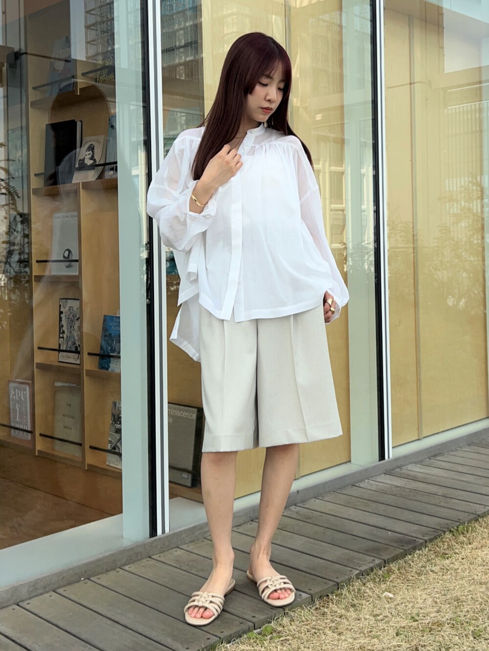 ホワイト系のタンクトップ、ホワイト系のシャツ/ブラウス、ホワイト系のその他パンツを着用したレディースの春コーディネートの2枚目の写真