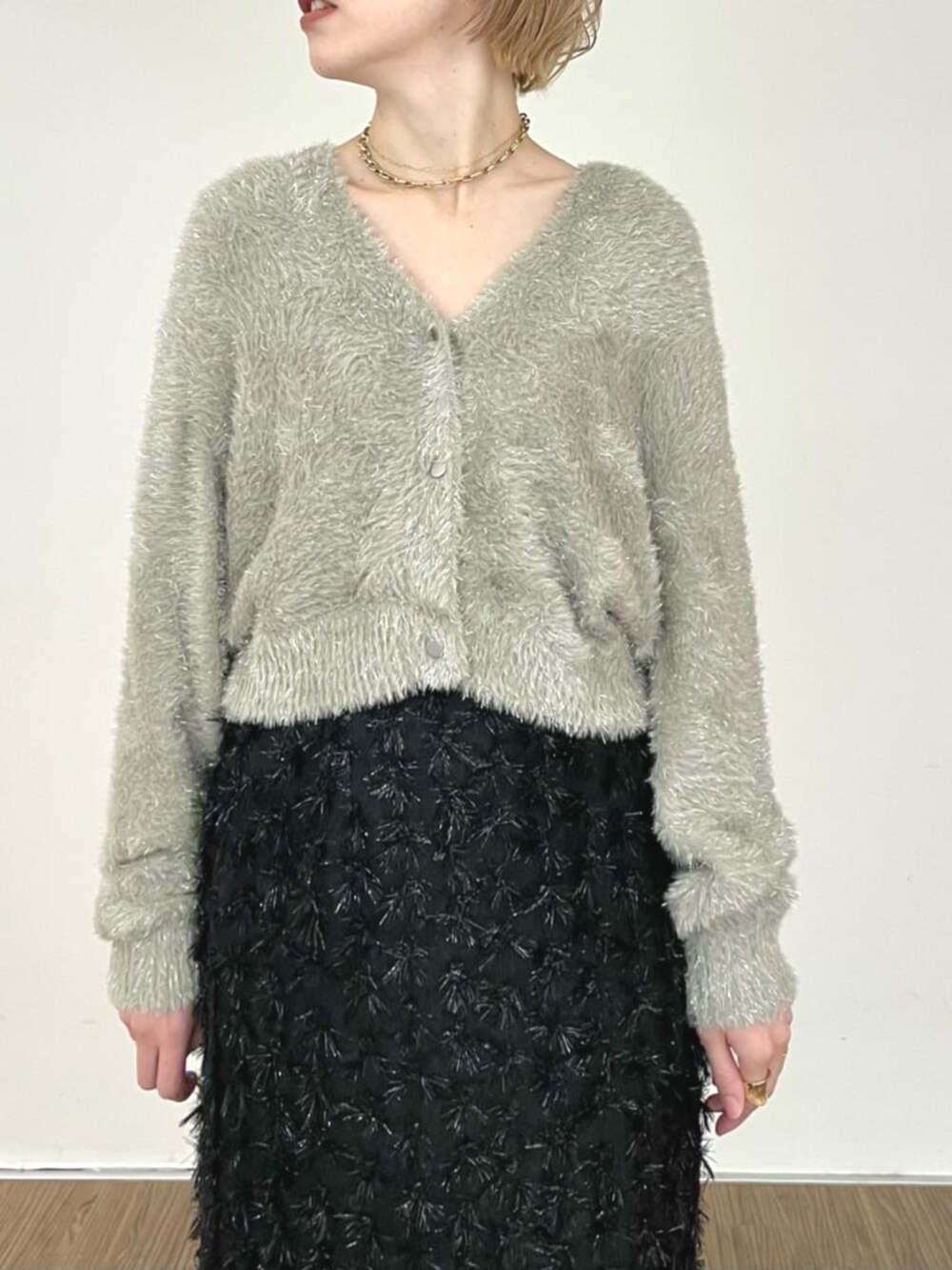 ブラック系のスカート、グリーン系のカーディガン/ボレロを着用したレディースの冬コーディネートの5枚目の写真