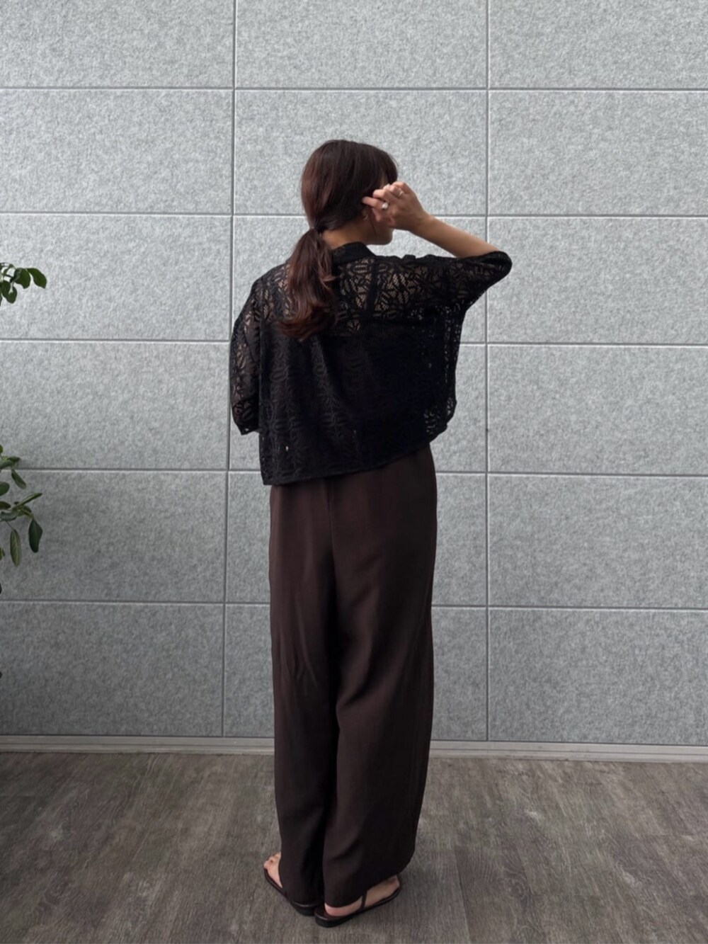 ブラウン系のサロペット/オーバーオール、ブラック系のシャツ/ブラウスを着用したレディースの夏コーディネートの3枚目の写真