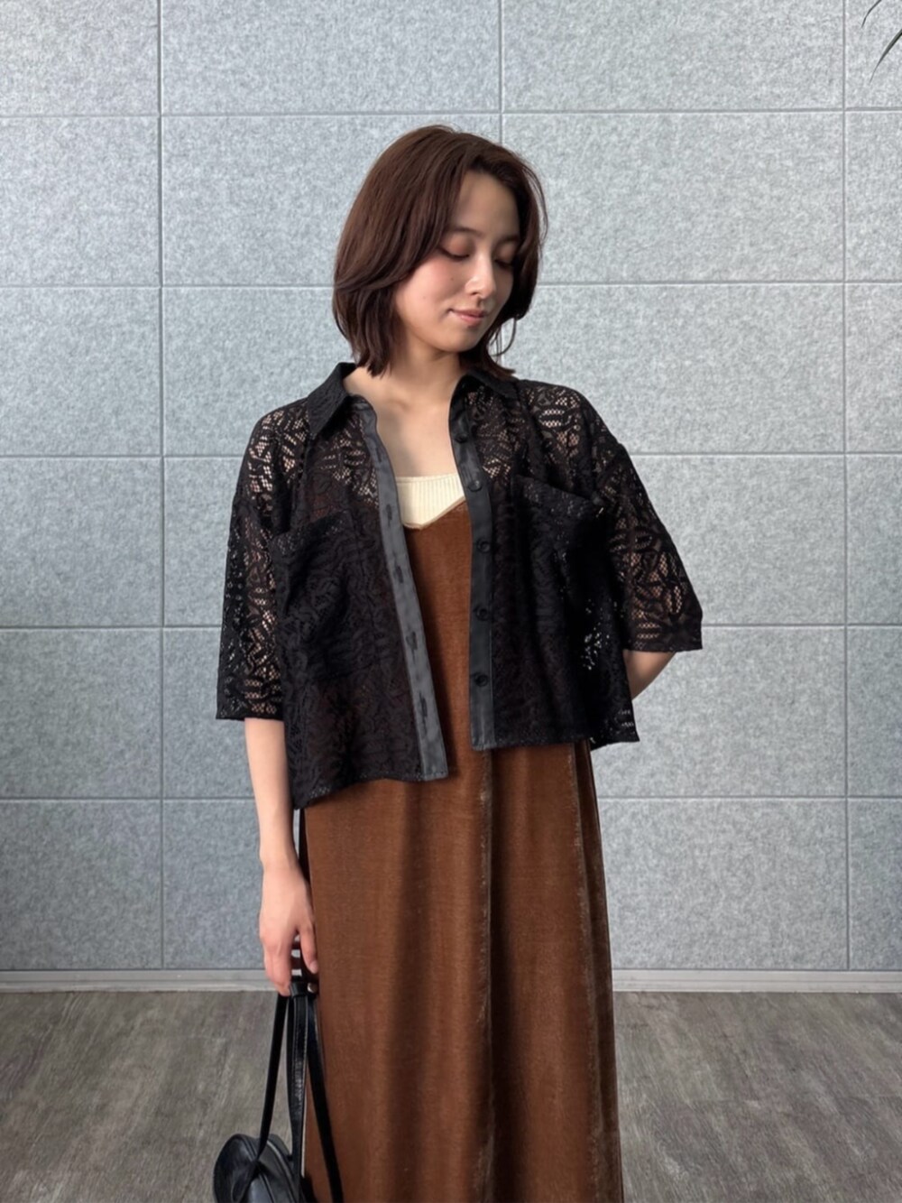 ベージュ系のタンクトップ、ブラック系のシャツ/ブラウスを着用したレディースの夏コーディネートの3枚目の写真