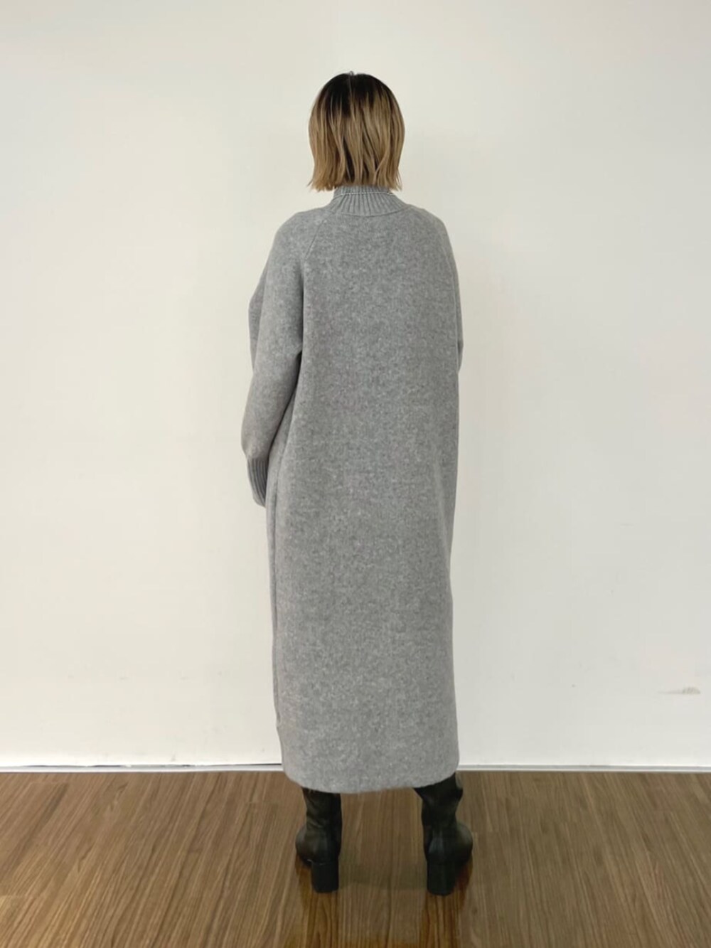 グレー系のワンピースを着用したレディースの冬コーディネートの5枚目の写真