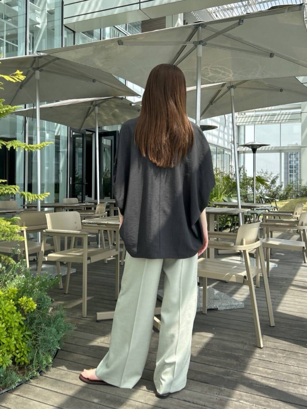 グリーン系のその他パンツ、ブラック系のシャツ/ブラウスを着用したレディースの夏コーディネートの3枚目の写真