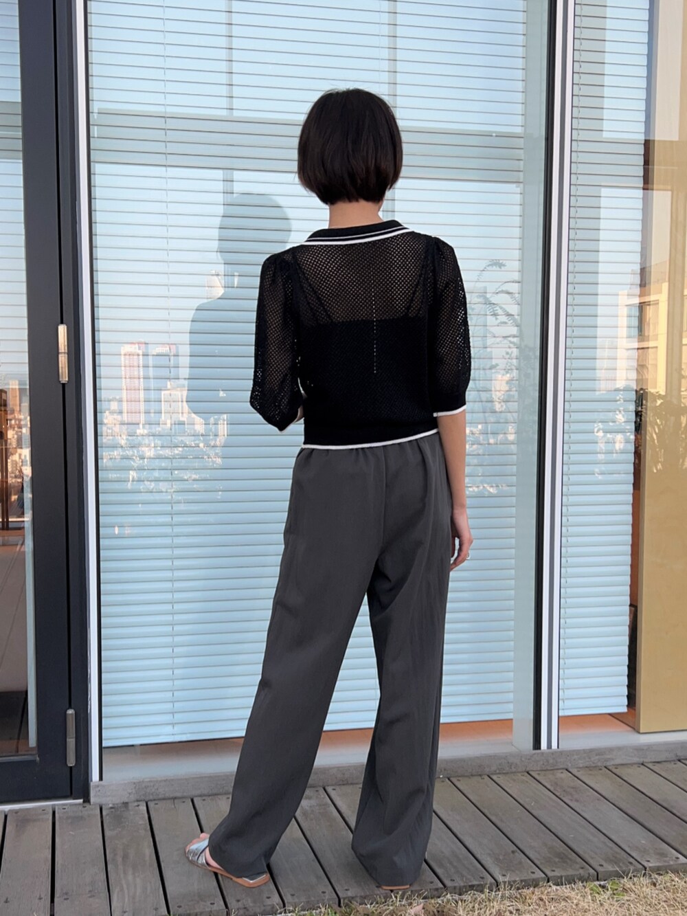 グレー系のその他パンツ、ブラック系のカーディガン/ボレロを着用したレディースの春コーディネートの6枚目の写真