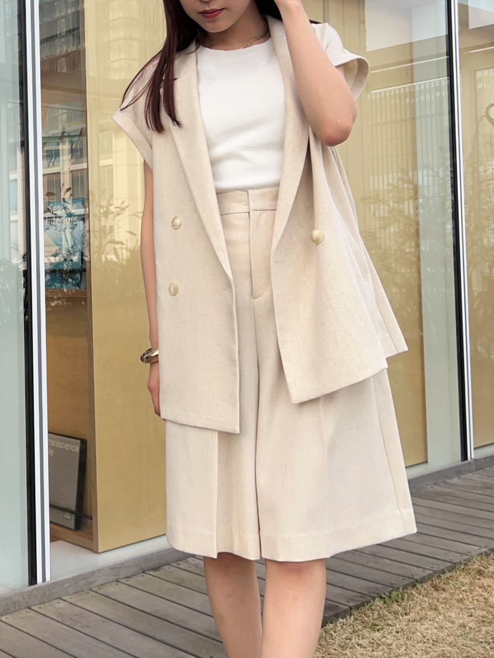 ホワイト系のタンクトップ、ホワイト系のその他パンツ、ホワイト系のテーラードジャケットを着用したレディースの春コーディネートの7枚目の写真