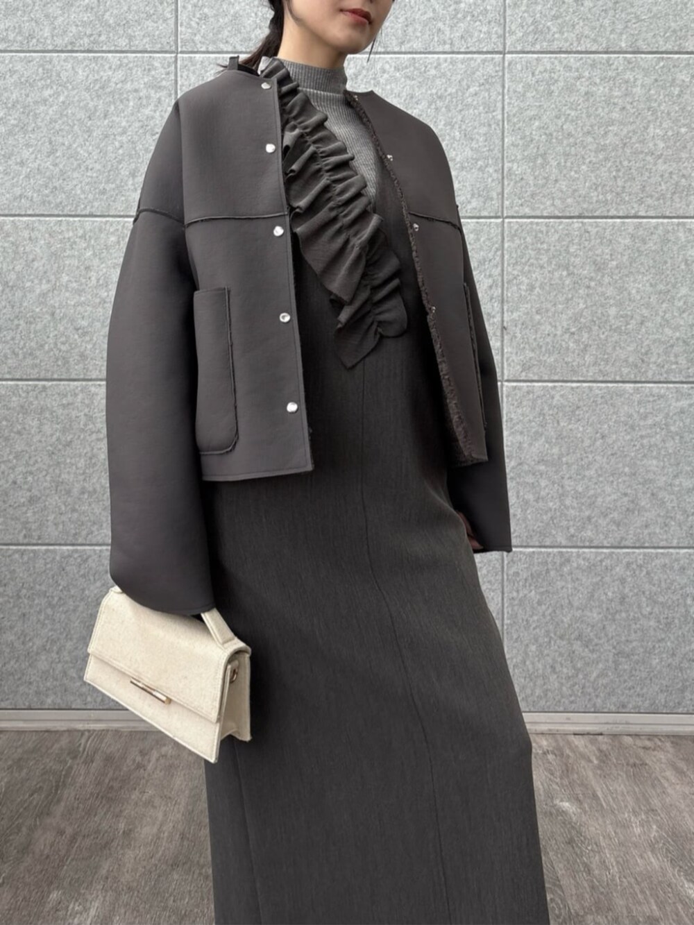 グレー系のニット/セーター、グレー系のワンピース、グレー系のブルゾンを着用したレディースの秋コーディネートの7枚目の写真