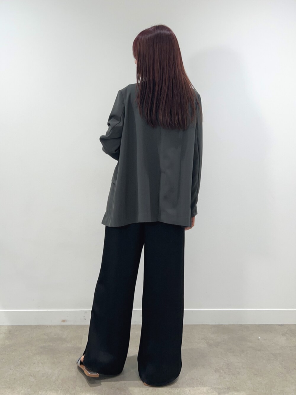 グレー系のその他トップス、ブラック系のその他パンツ、グレー系のノーカラージャケットを着用したレディースの春コーディネートの5枚目の写真