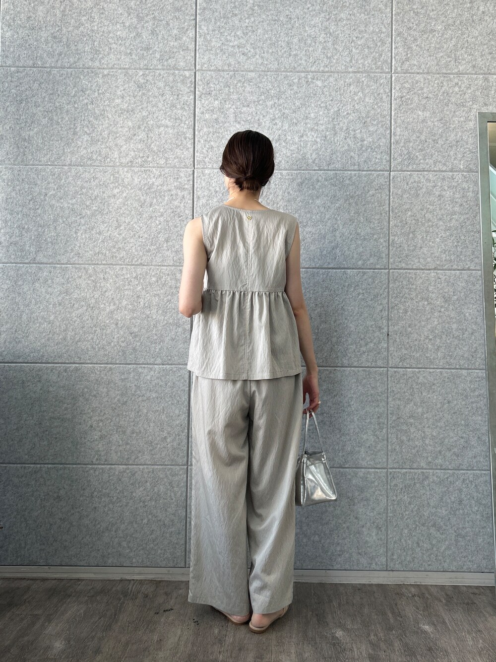 グレー系のシャツ/ブラウス、グレー系のタンクトップ、グレー系のその他パンツを着用したレディースの夏コーディネートの4枚目の写真