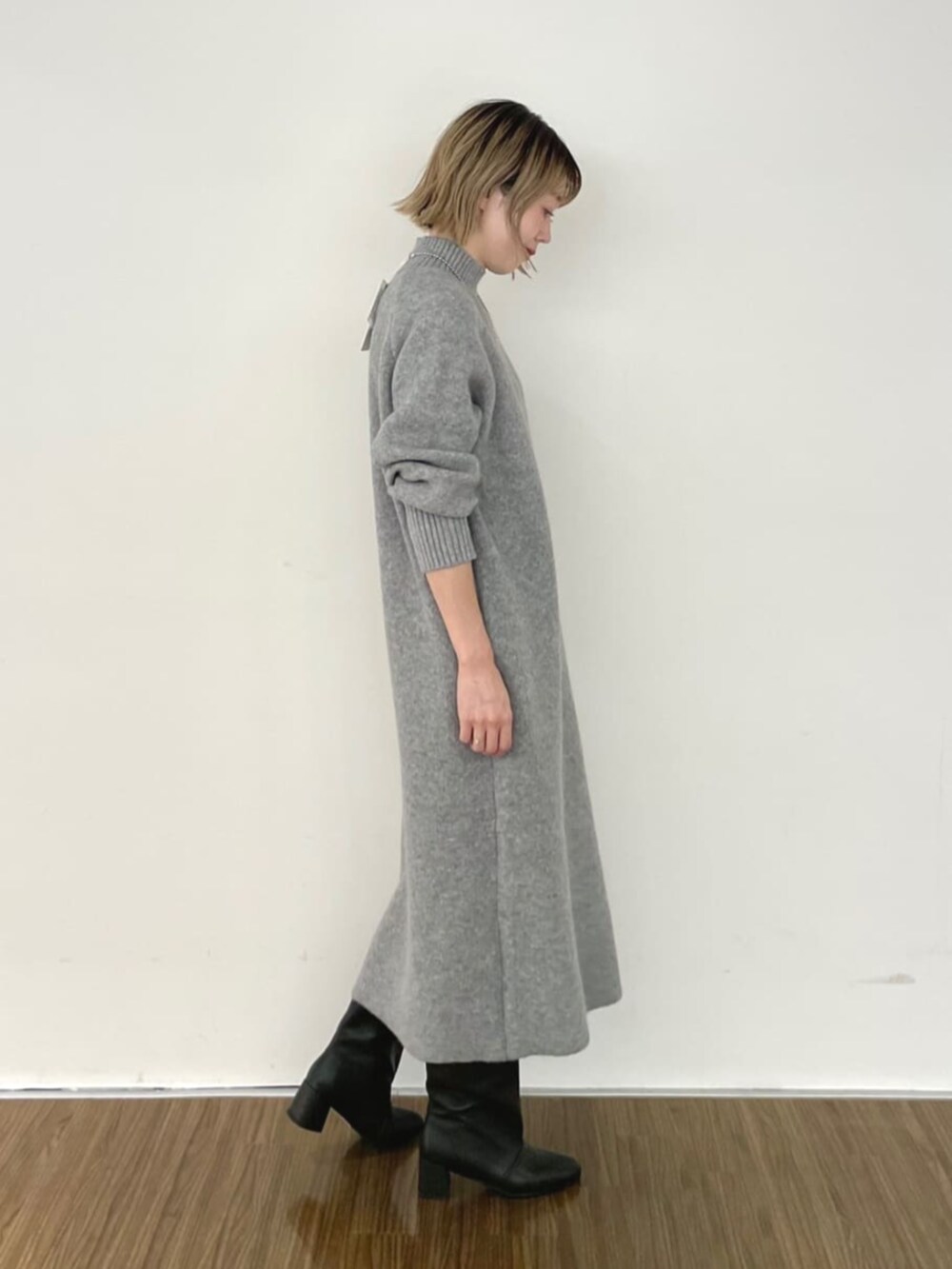 グレー系のワンピースを着用したレディースの冬コーディネートの3枚目の写真