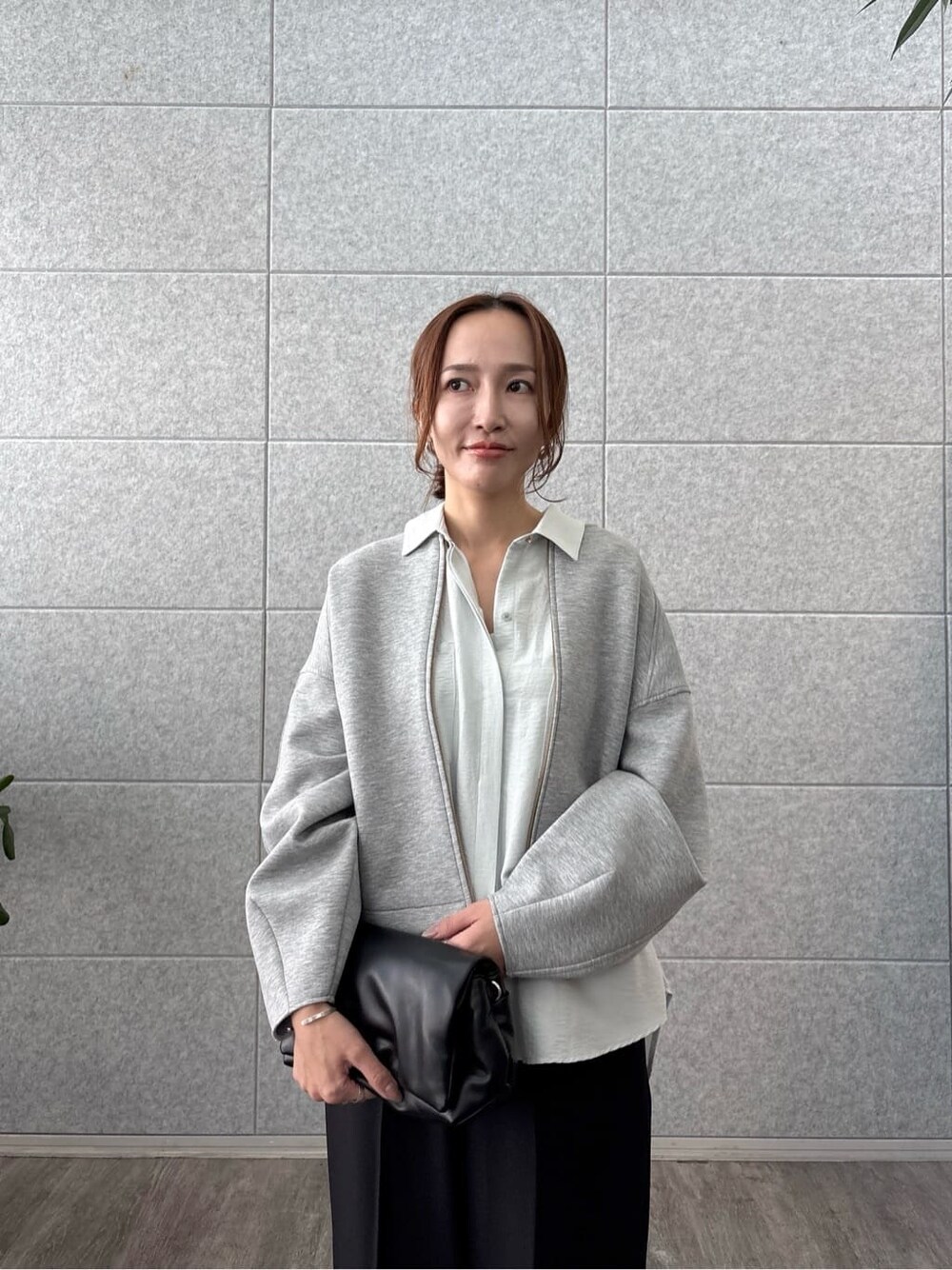 グレー系のブルゾン、ブルー系のシャツ/ブラウス、ブラック系のその他パンツを着用したレディースの秋コーディネートの10枚目の写真
