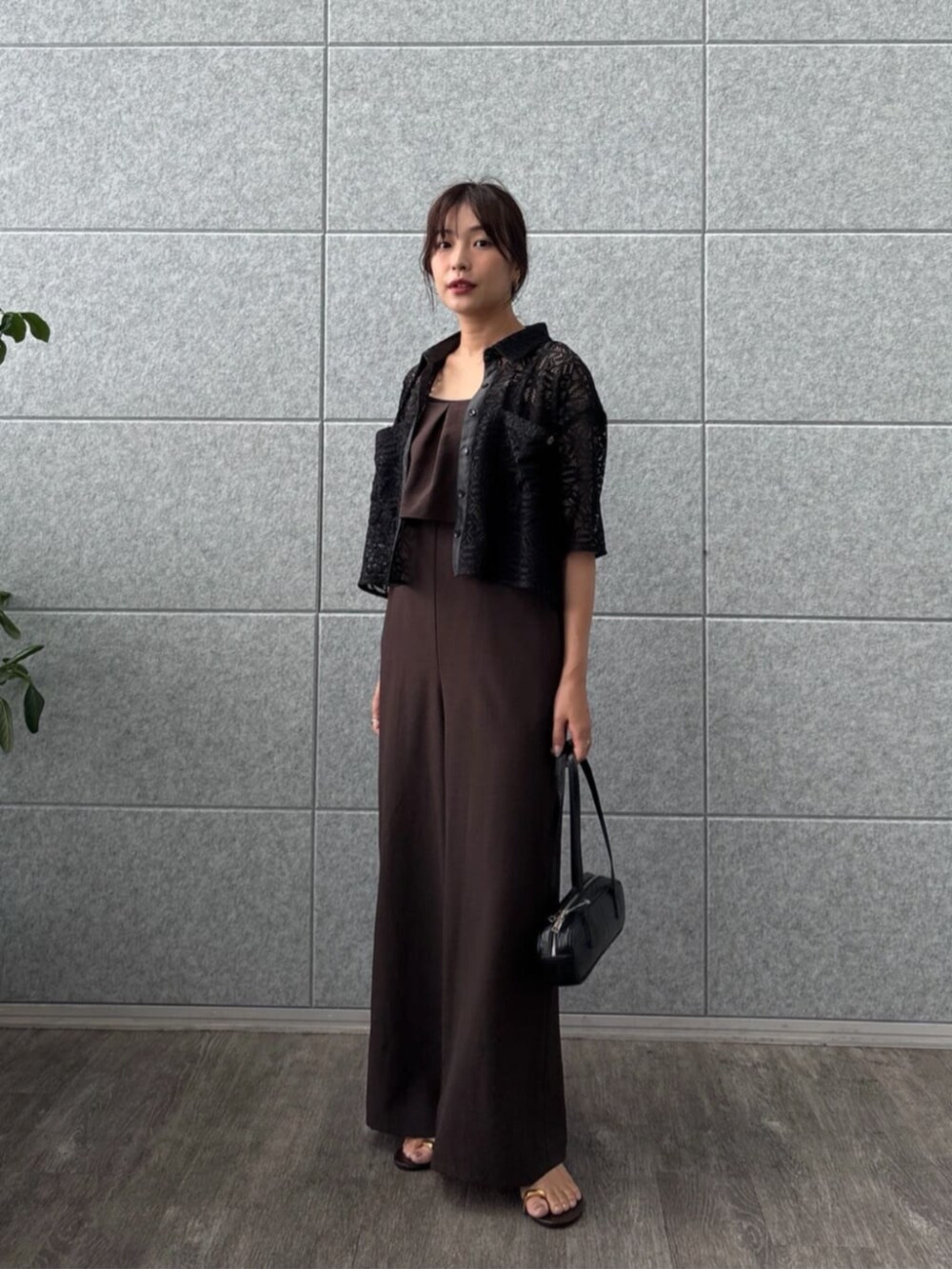ブラウン系のサロペット/オーバーオール、ブラック系のシャツ/ブラウスを着用したレディースの夏コーディネートの4枚目の写真