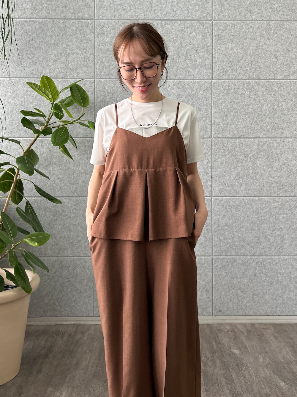 ブラウン系のサロペット/オーバーオール、ホワイト系のTシャツ/カットソーを着用したレディースの春コーディネートの8枚目の写真