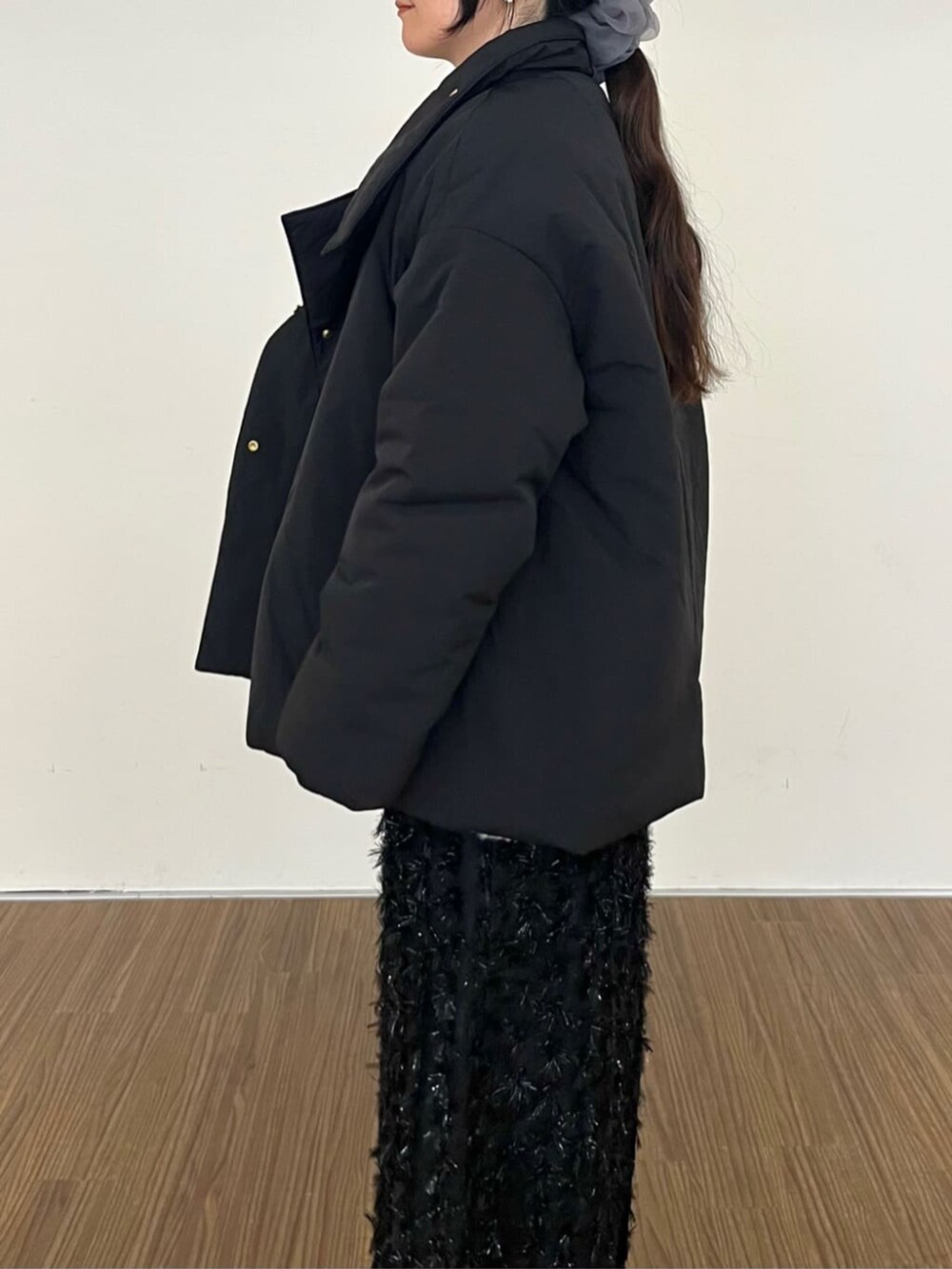 ブラック系のスカート、ブラック系のその他アウター、グレー系のニット/セーターを着用したレディースの冬コーディネートの5枚目の写真