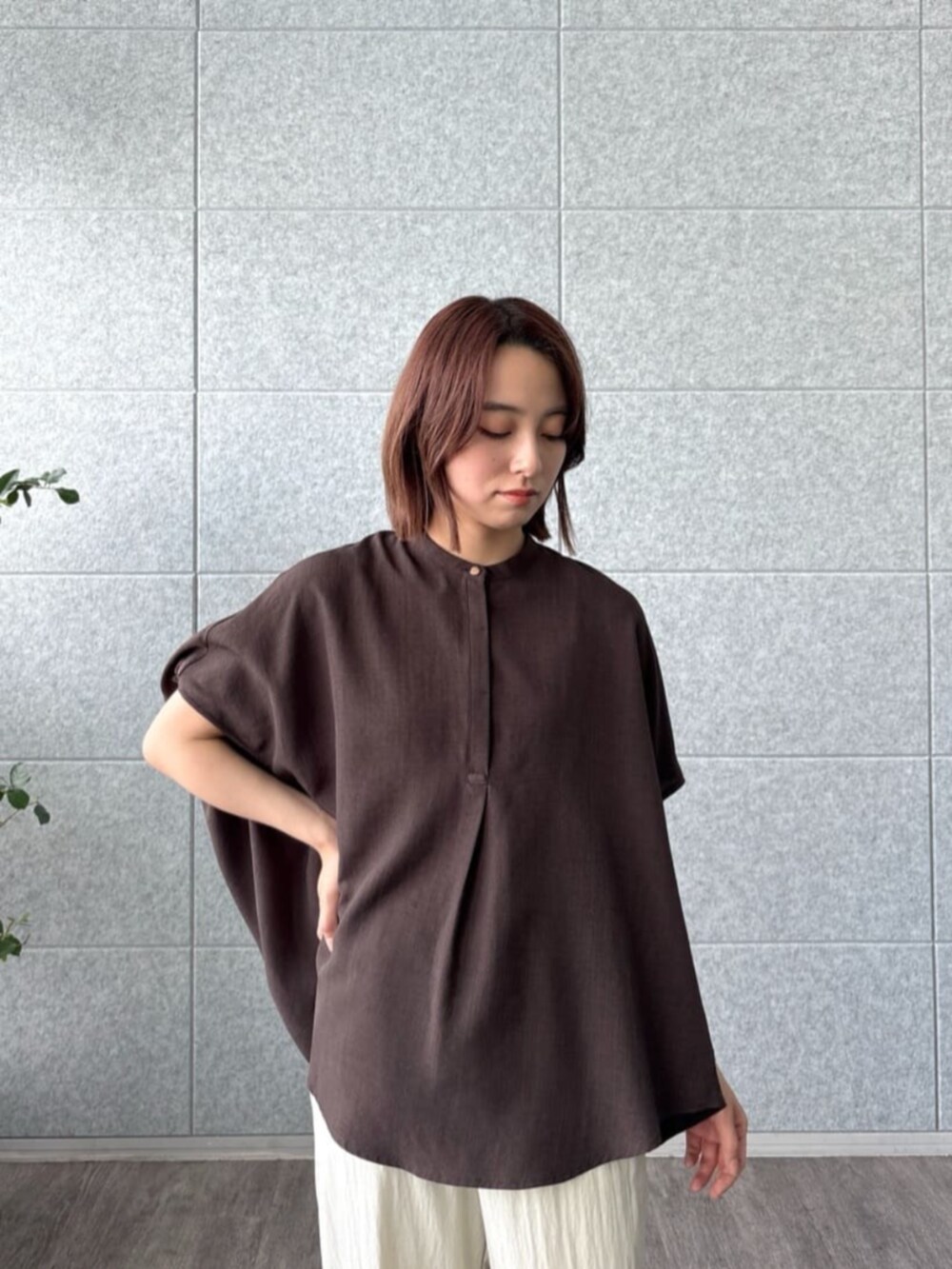 ベージュ系のその他パンツ、ブラウン系のシャツ/ブラウスを着用したレディースの夏コーディネートの6枚目の写真