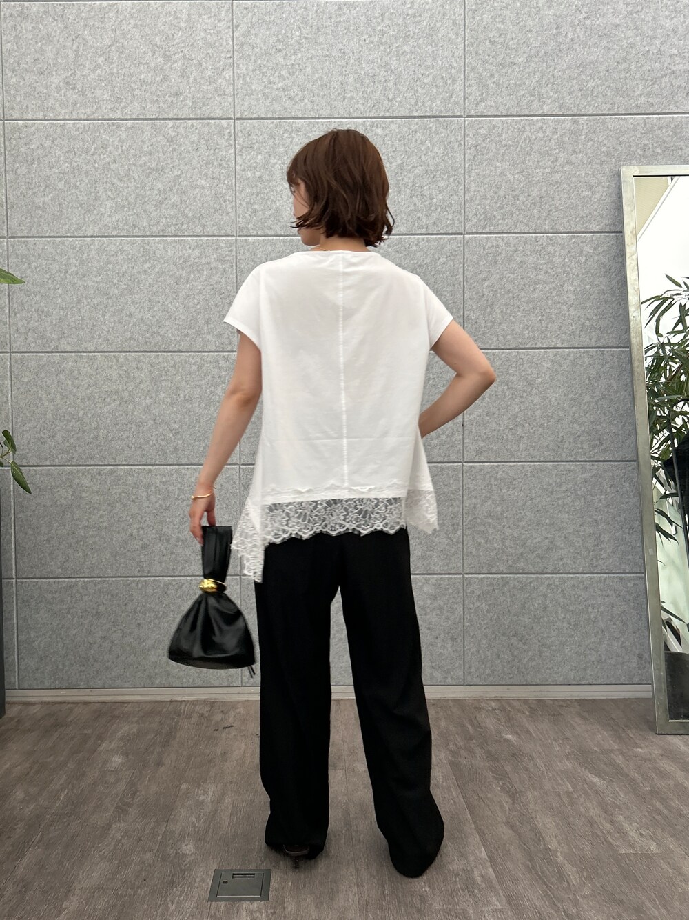 ホワイト系のTシャツ/カットソー、ブラック系のその他パンツを着用したレディースの夏コーディネートの5枚目の写真