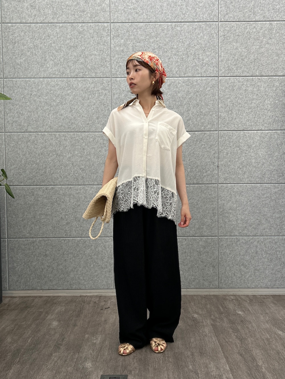 ホワイト系のシャツ/ブラウス、ブラック系のその他パンツを着用したレディースの夏コーディネートの2枚目の写真