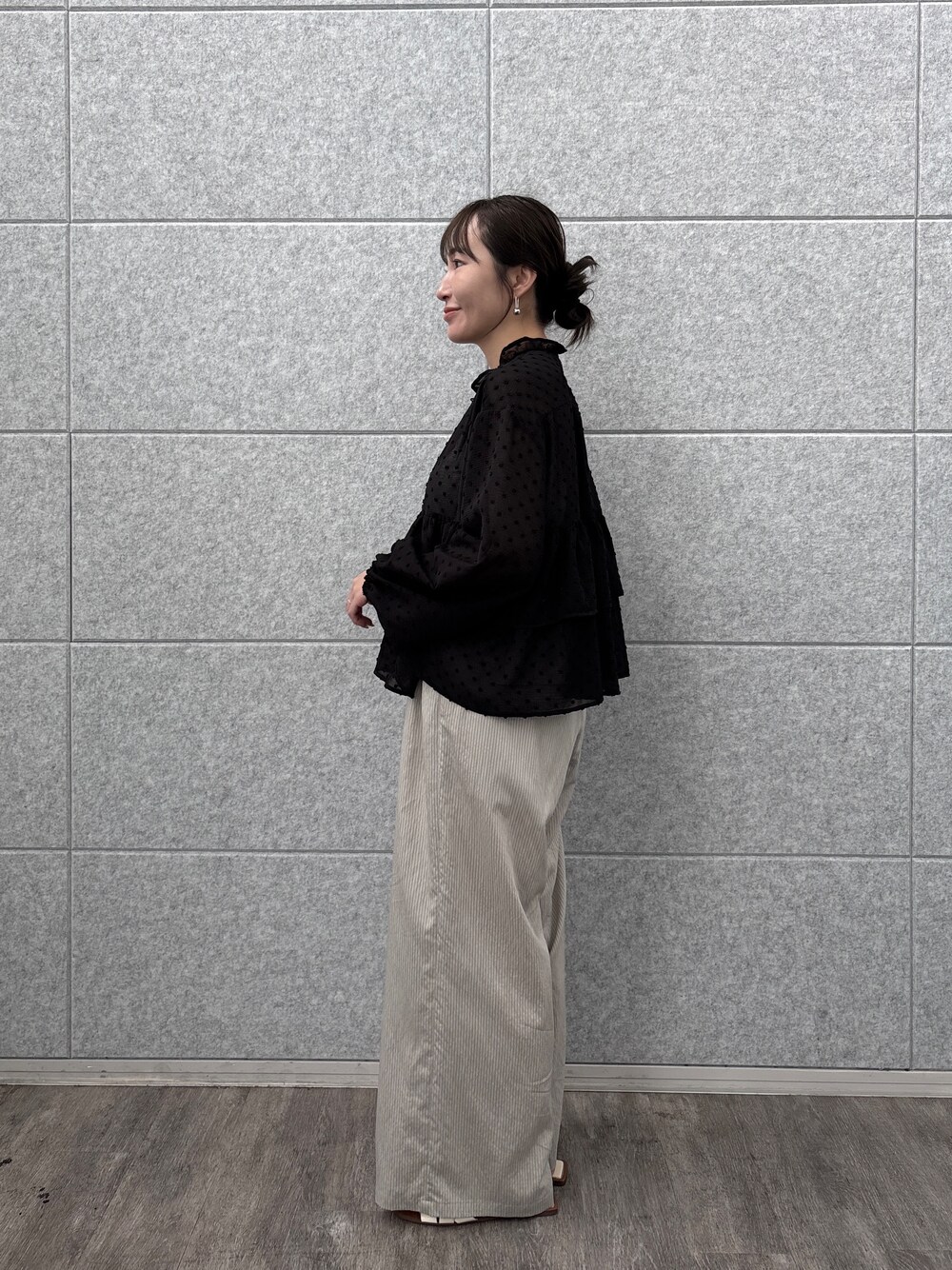 ブラック系のシャツ/ブラウス、ベージュ系のその他パンツを着用したレディースの夏コーディネートの3枚目の写真