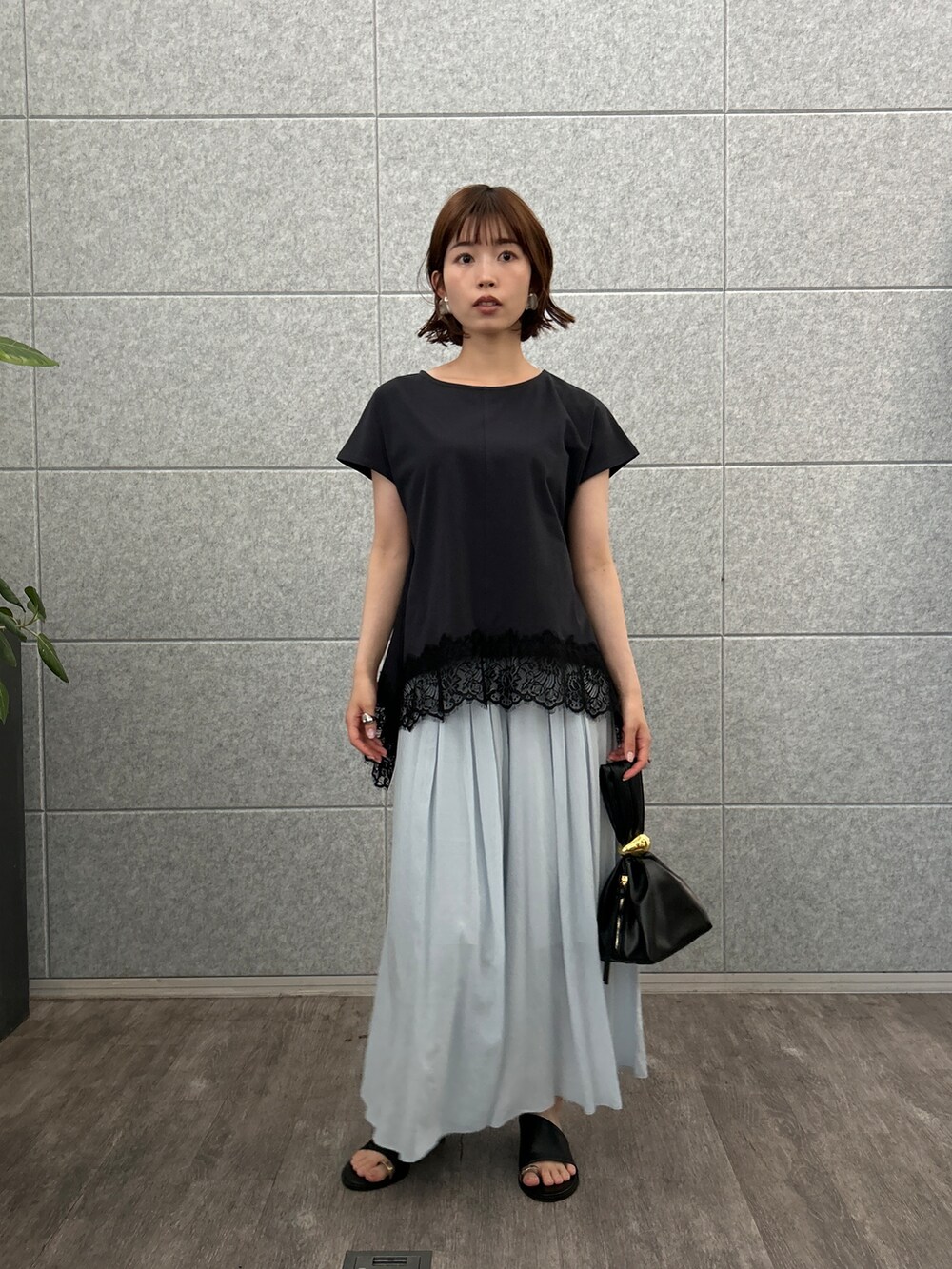 ブルー系のTシャツ/カットソー、ブルー系のその他パンツを着用したレディースの夏コーディネートの2枚目の写真