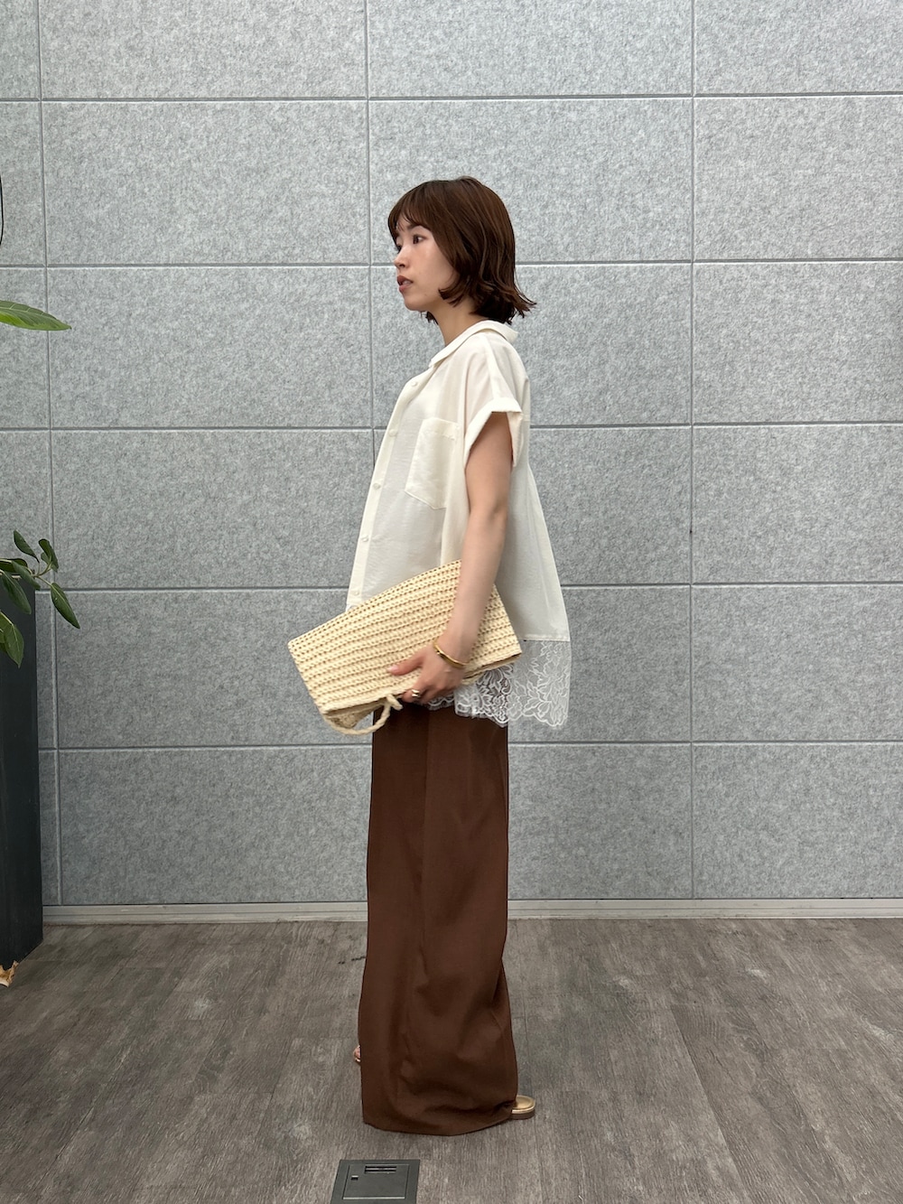 ホワイト系のシャツ/ブラウス、ブラウン系のサロペット/オーバーオールを着用したレディースの夏コーディネートの3枚目の写真