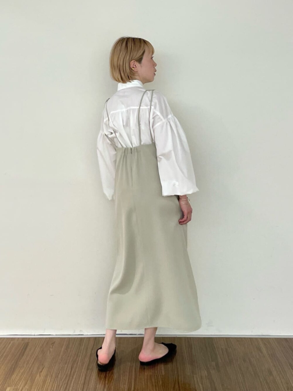 ホワイト系のシャツ/ブラウス、ベージュ系のワンピースを着用したレディースの春コーディネートの2枚目の写真