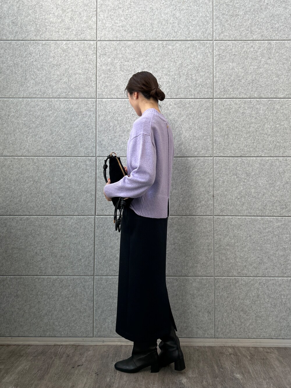 パープル系のニット/セーター、ブルー系のスカートを着用したレディースの夏コーディネートの4枚目の写真