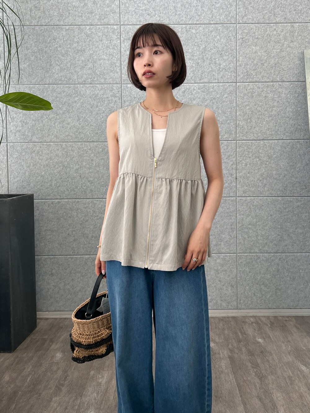 グレー系のシャツ/ブラウス、ブルー系のデニムパンツを着用したレディースの夏コーディネートの5枚目の写真
