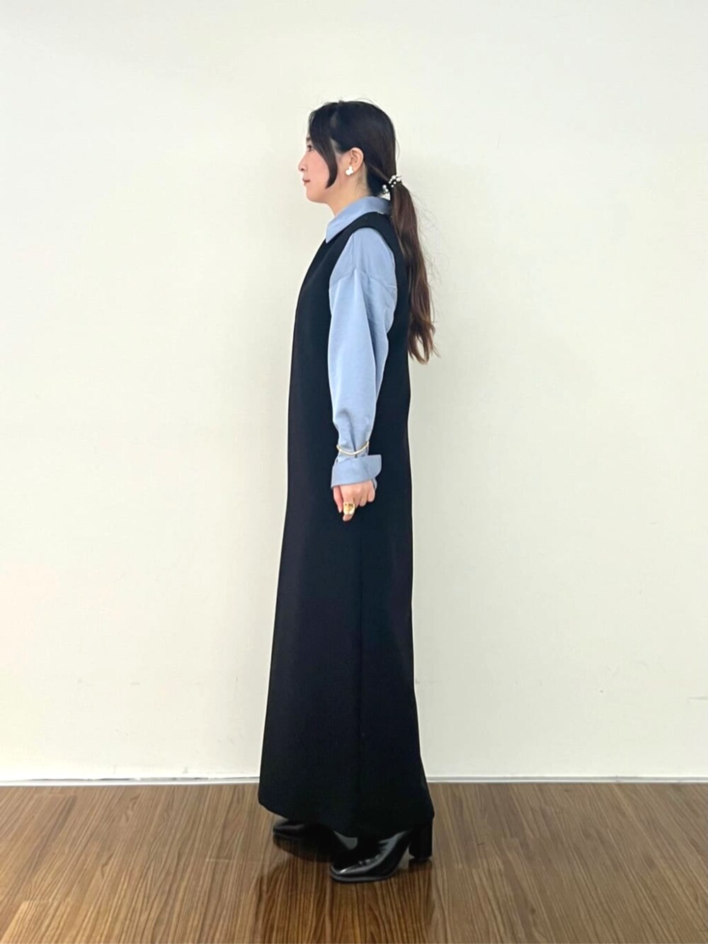 ブラック系のワンピース、ブルー系のシャツ/ブラウスを着用したレディースの秋コーディネートの3枚目の写真