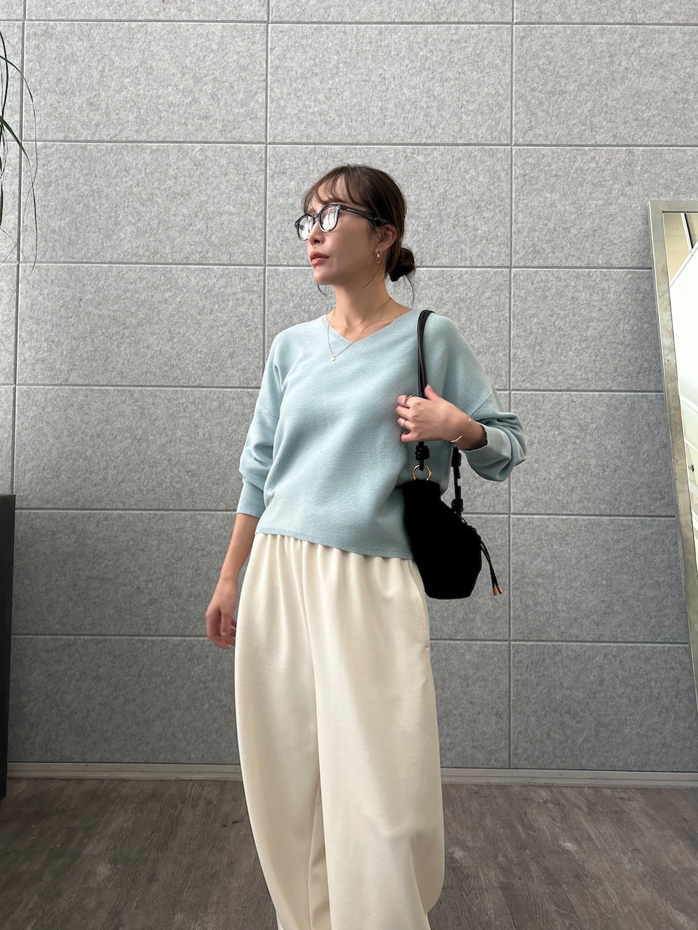 ブルー系のニット/セーター、ホワイト系のその他パンツを着用したレディースの秋コーディネートの7枚目の写真