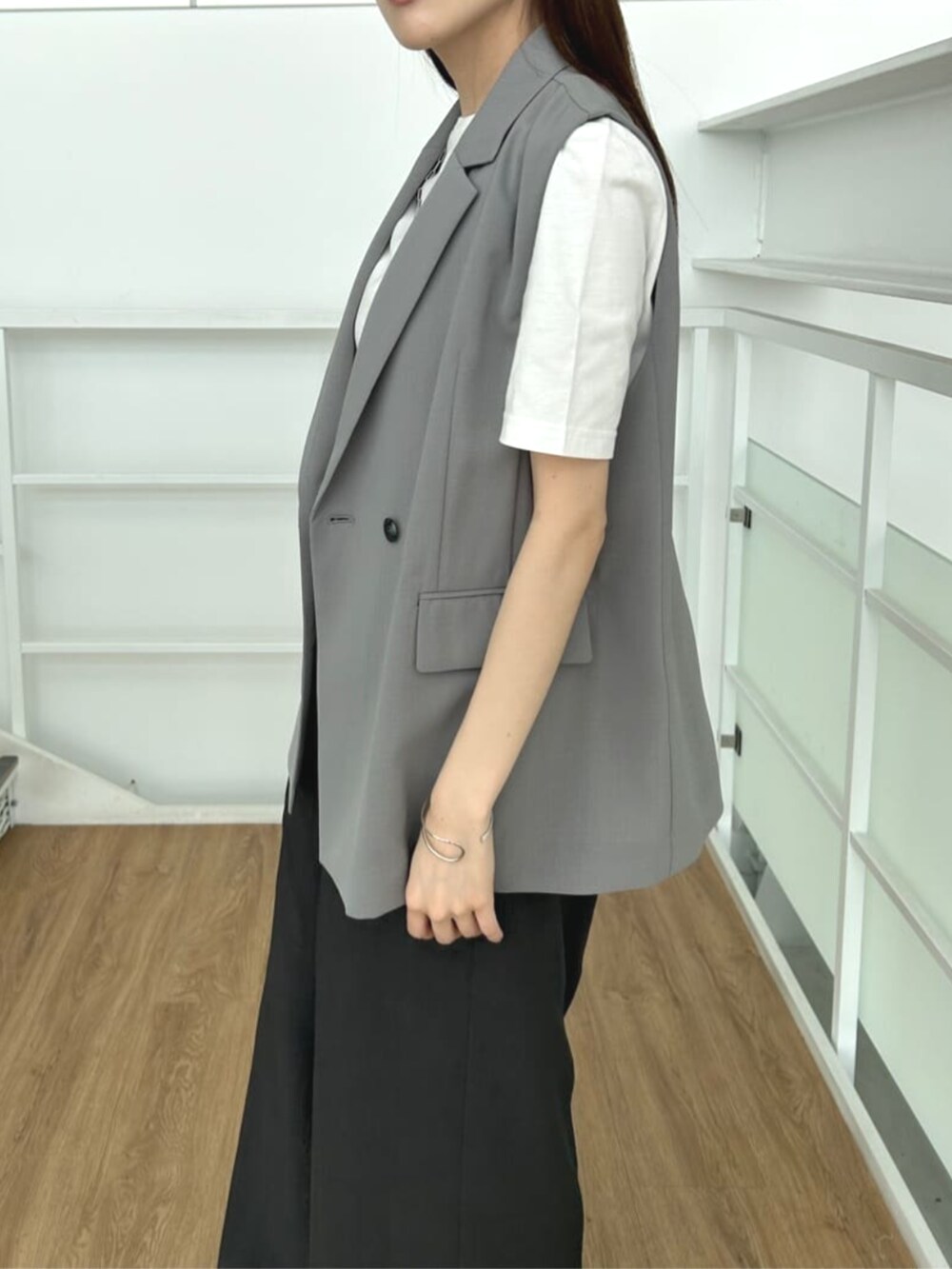 グレー系のベスト、ホワイト系のTシャツ/カットソー、ブラック系のその他パンツを着用したレディースの夏コーディネートの5枚目の写真