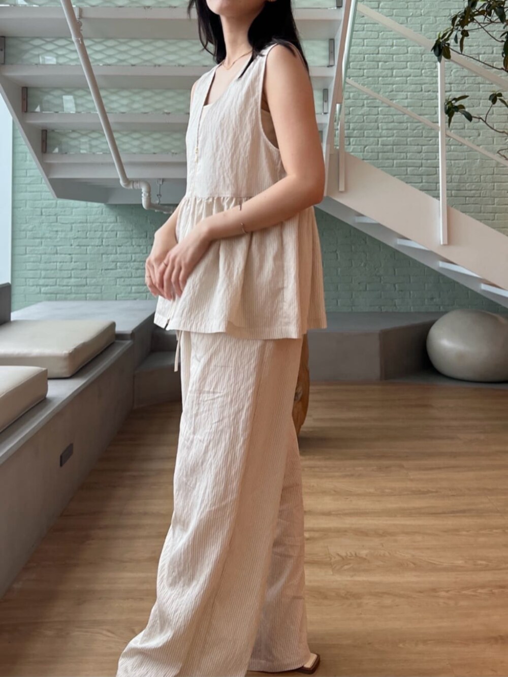 ベージュ系のシャツ/ブラウス、ベージュ系のその他パンツを着用したレディースの夏コーディネートの5枚目の写真