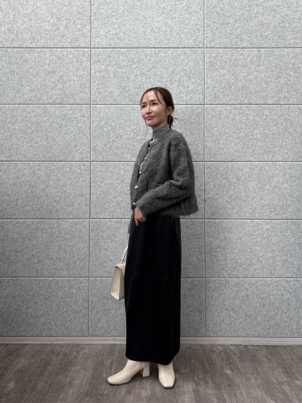 グレー系のカーディガン/ボレロ、グレー系のニット/セーターを着用したレディースの秋コーディネートの5枚目の写真