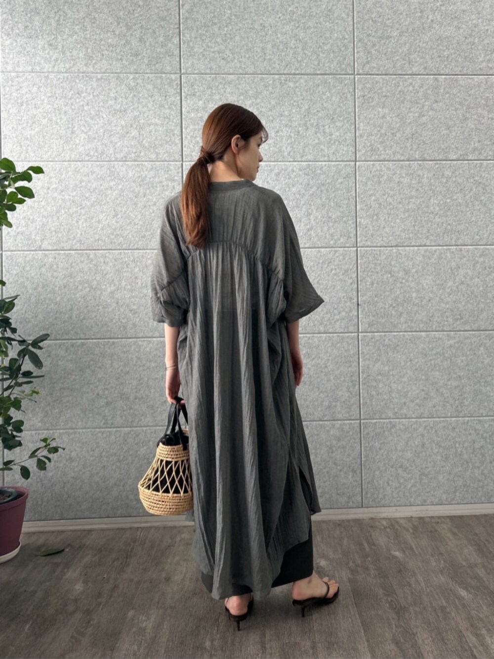 グレー系のスカート、グレー系のワンピース、ホワイト系のタンクトップを着用したレディースの夏コーディネートの3枚目の写真