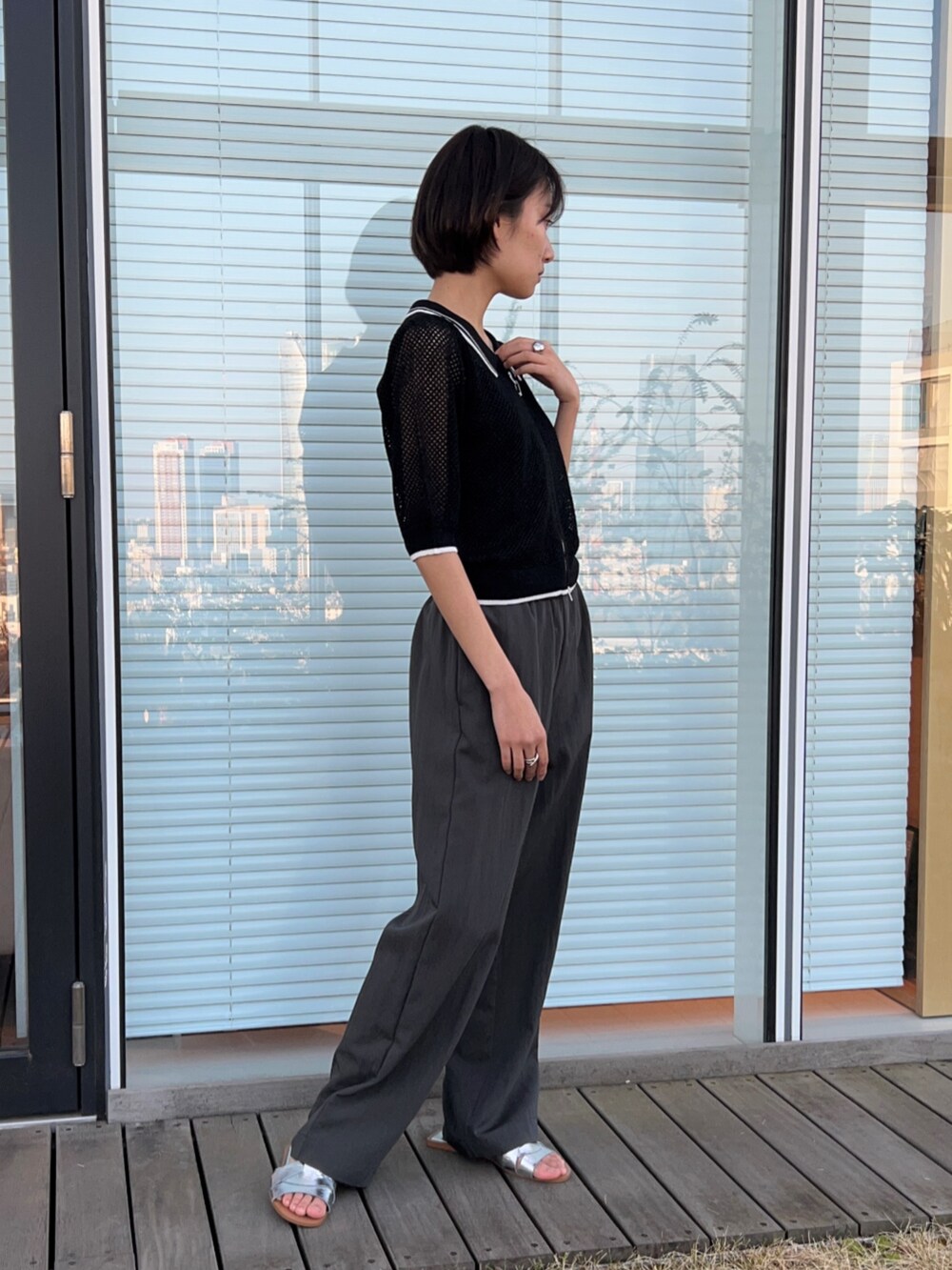グレー系のその他パンツ、ブラック系のカーディガン/ボレロを着用したレディースの春コーディネートの5枚目の写真