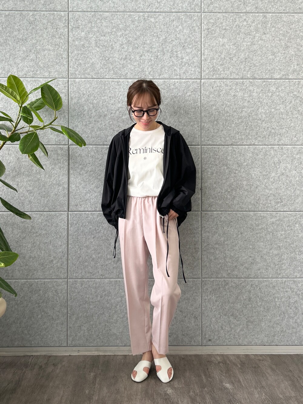 ブラック系のブルゾン、ホワイト系のTシャツ/カットソーを着用したレディースの春コーディネートの2枚目の写真